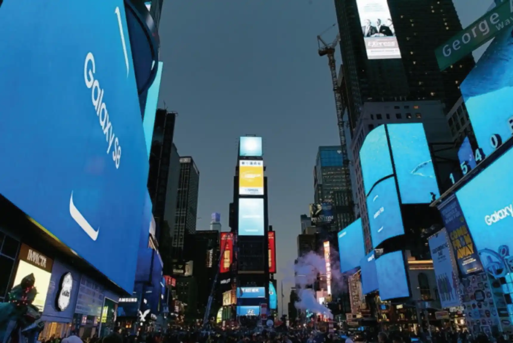 03-samsung-galaxy-times-square