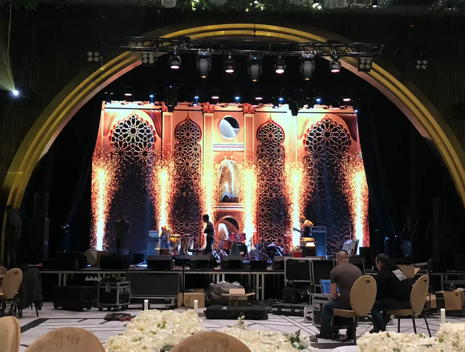 04-dvin-music-hall