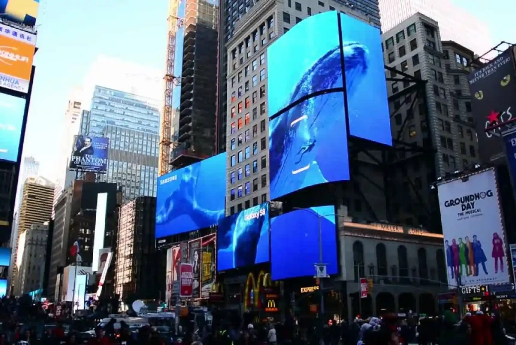 04-samsung-galaxy-times-square