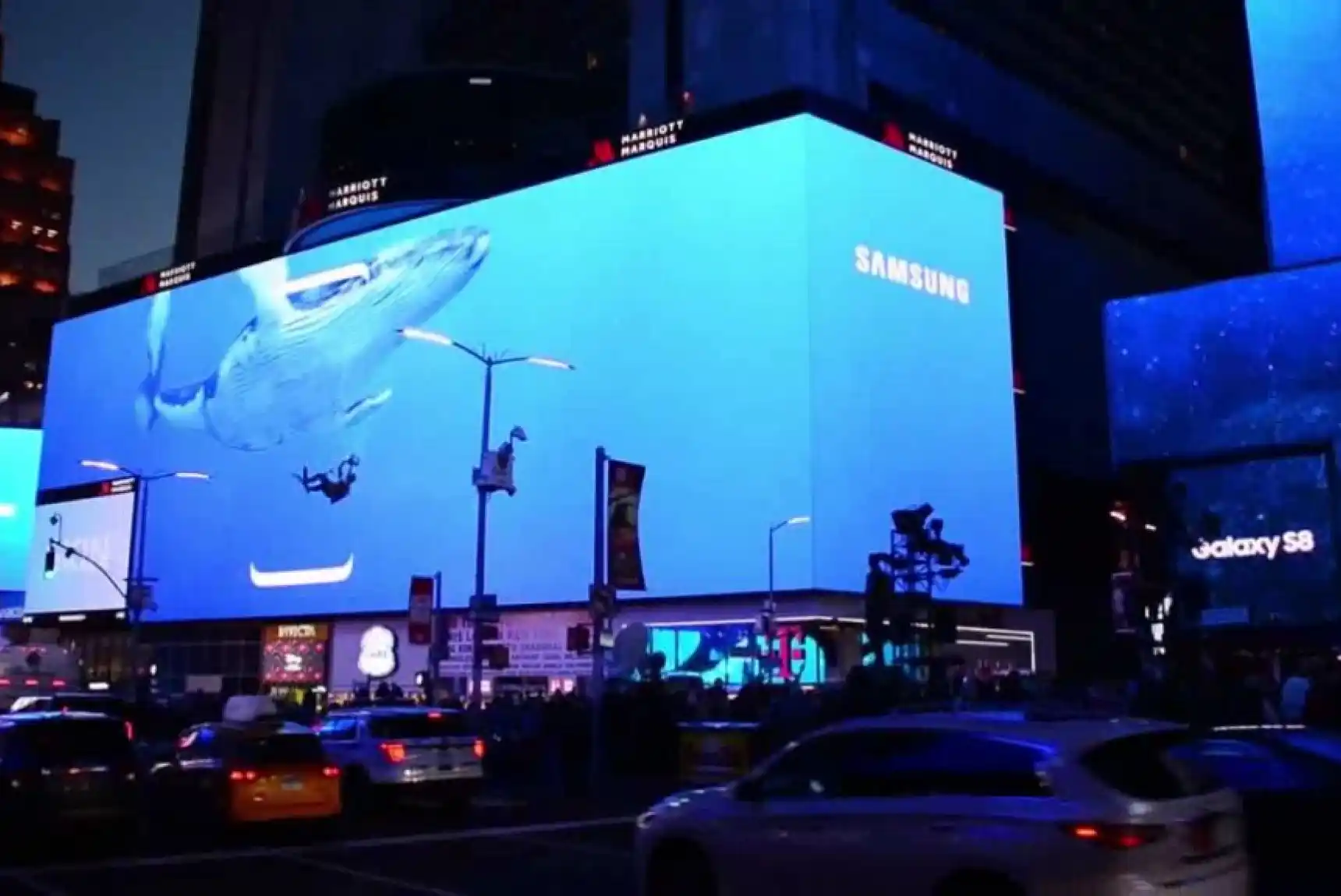 06-samsung-galaxy-times-square